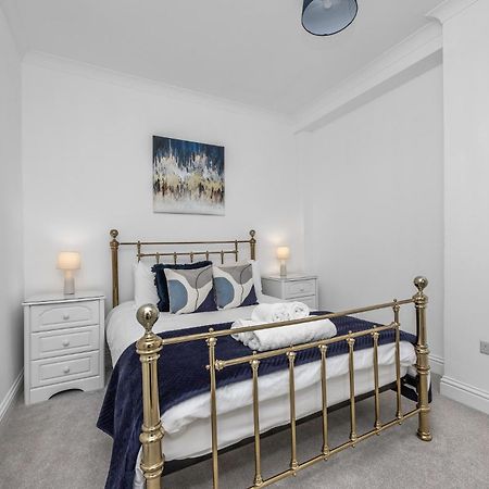 2 Bedroom Flat - With King Sized Beds, Netflix And Sky - Perfect For Contractors, Vacation Guests Or Those Relocating Brighton Eksteriør billede