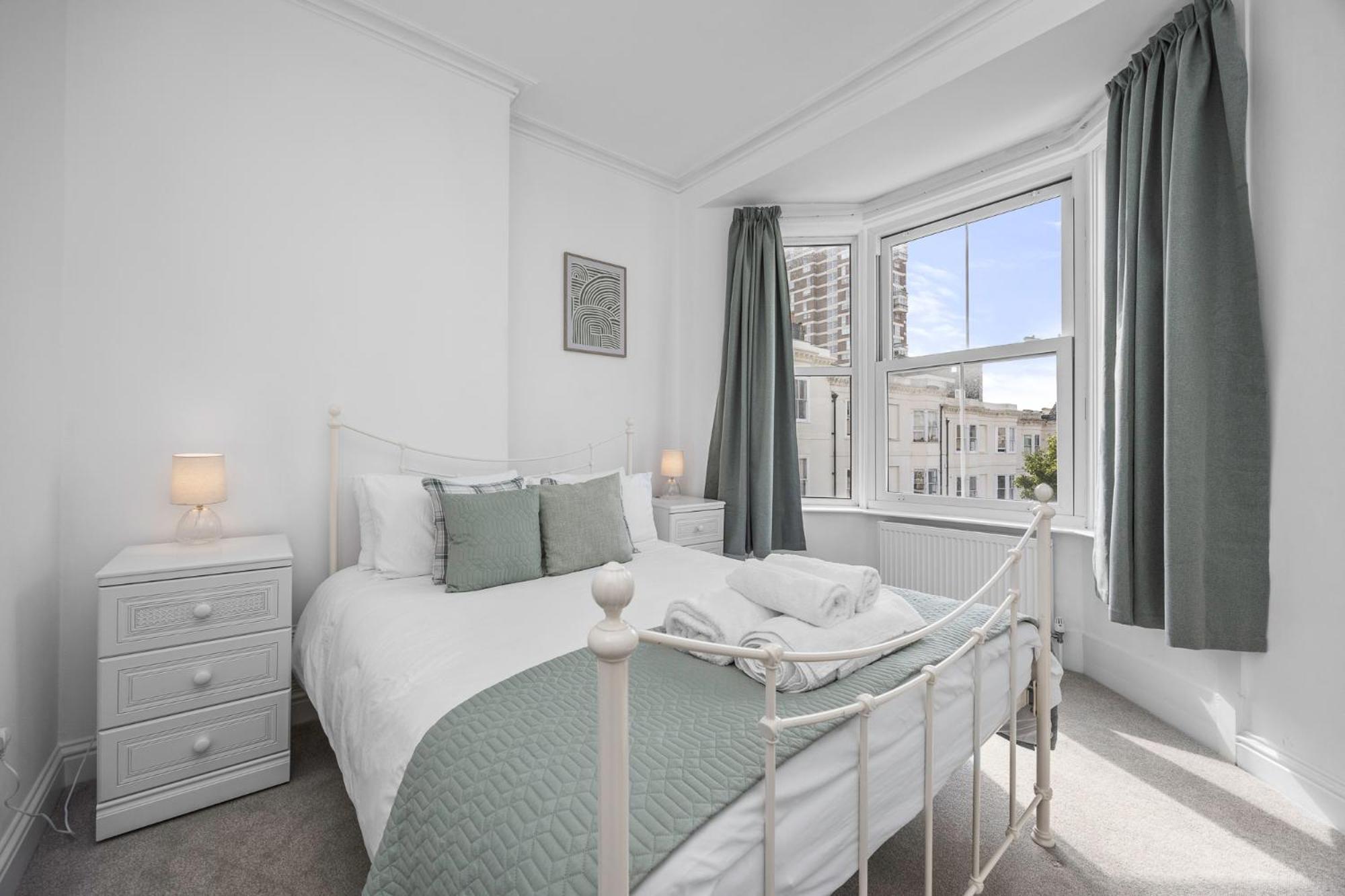 2 Bedroom Flat - With King Sized Beds, Netflix And Sky - Perfect For Contractors, Vacation Guests Or Those Relocating Brighton Eksteriør billede
