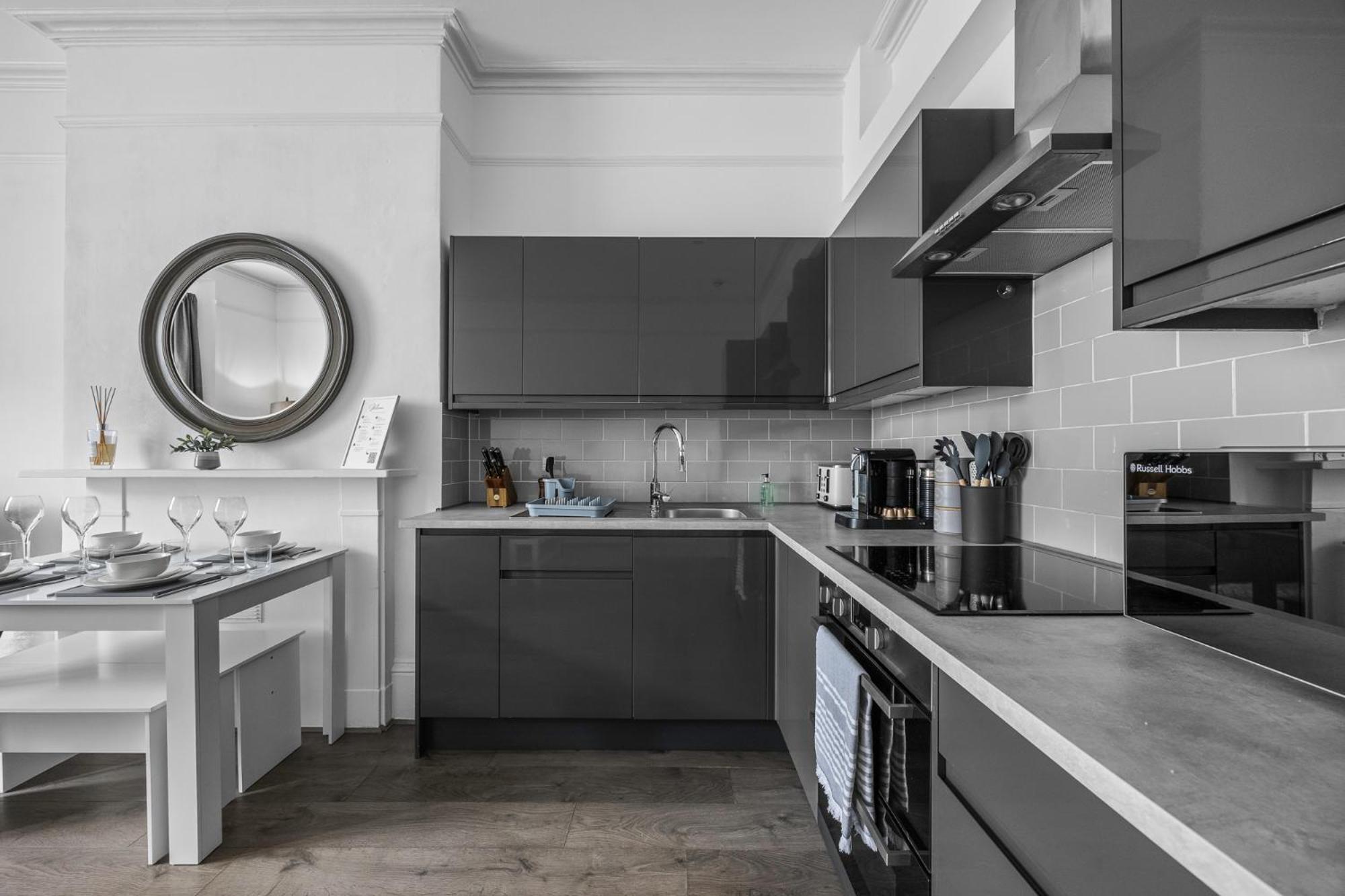 2 Bedroom Flat - With King Sized Beds, Netflix And Sky - Perfect For Contractors, Vacation Guests Or Those Relocating Brighton Eksteriør billede