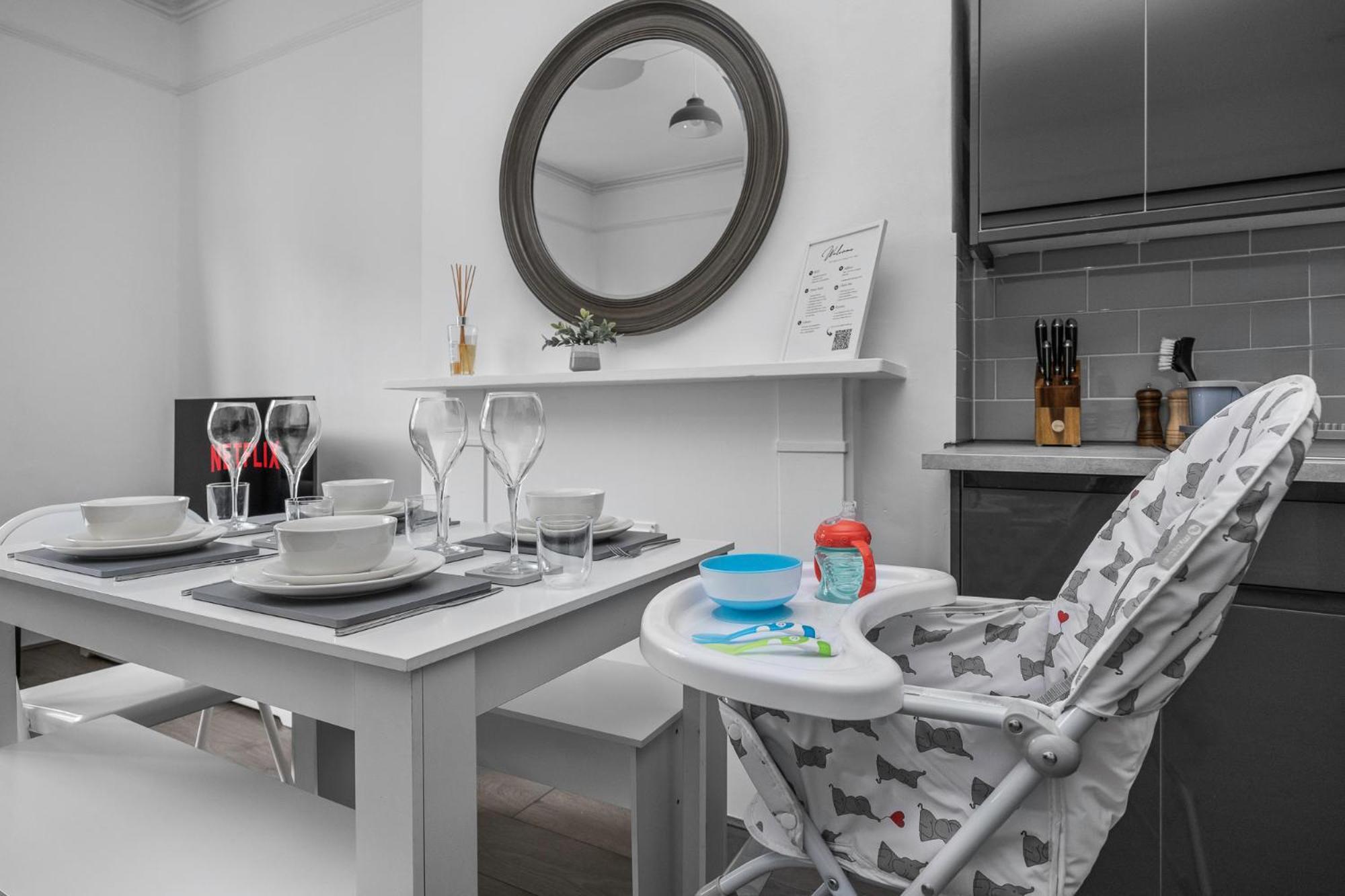 2 Bedroom Flat - With King Sized Beds, Netflix And Sky - Perfect For Contractors, Vacation Guests Or Those Relocating Brighton Eksteriør billede