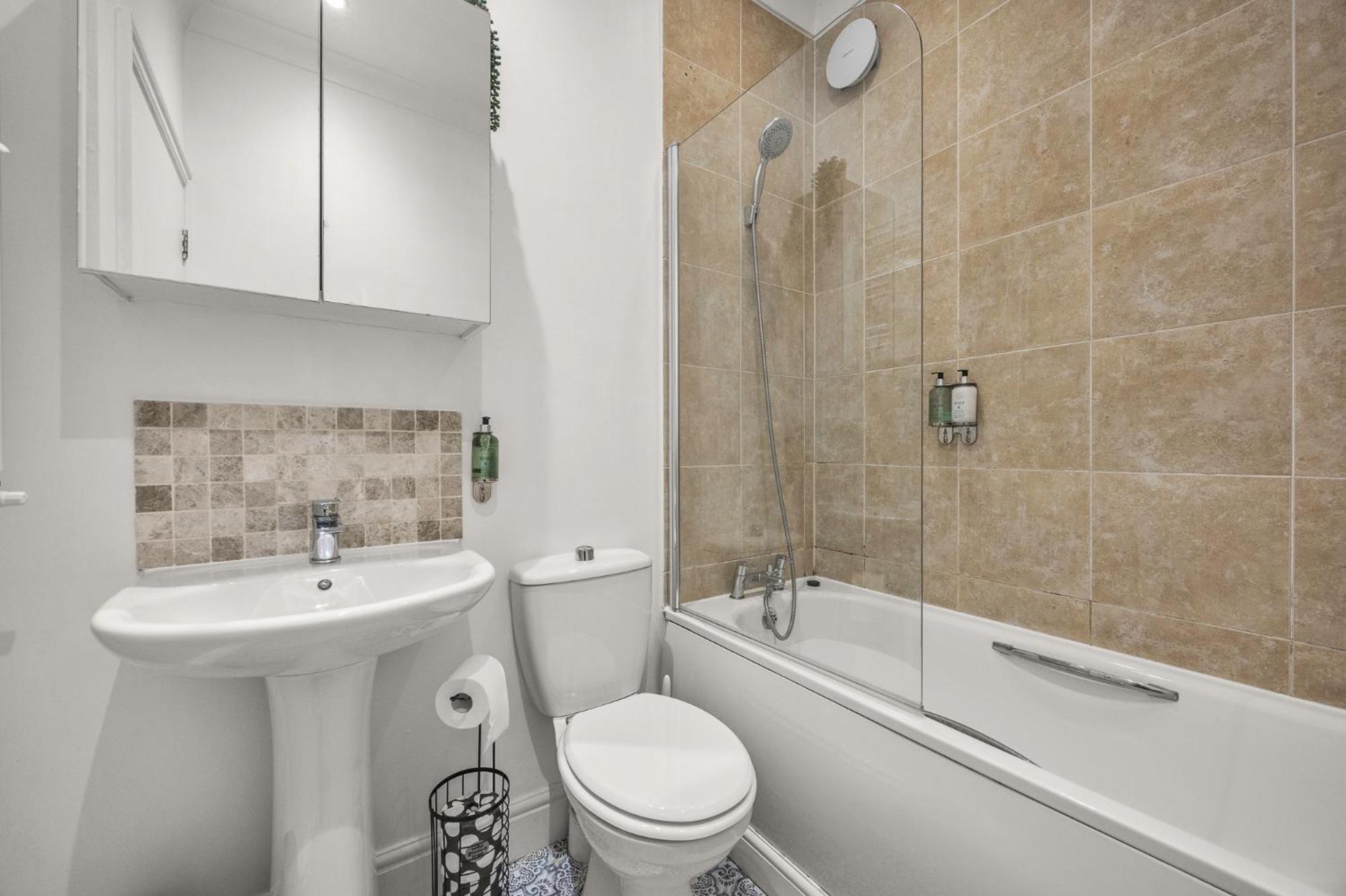 2 Bedroom Flat - With King Sized Beds, Netflix And Sky - Perfect For Contractors, Vacation Guests Or Those Relocating Brighton Eksteriør billede