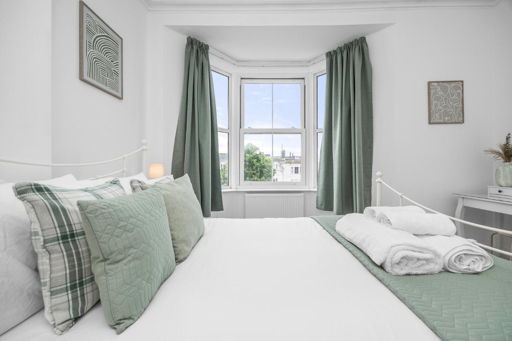 2 Bedroom Flat - With King Sized Beds, Netflix And Sky - Perfect For Contractors, Vacation Guests Or Those Relocating Brighton Eksteriør billede