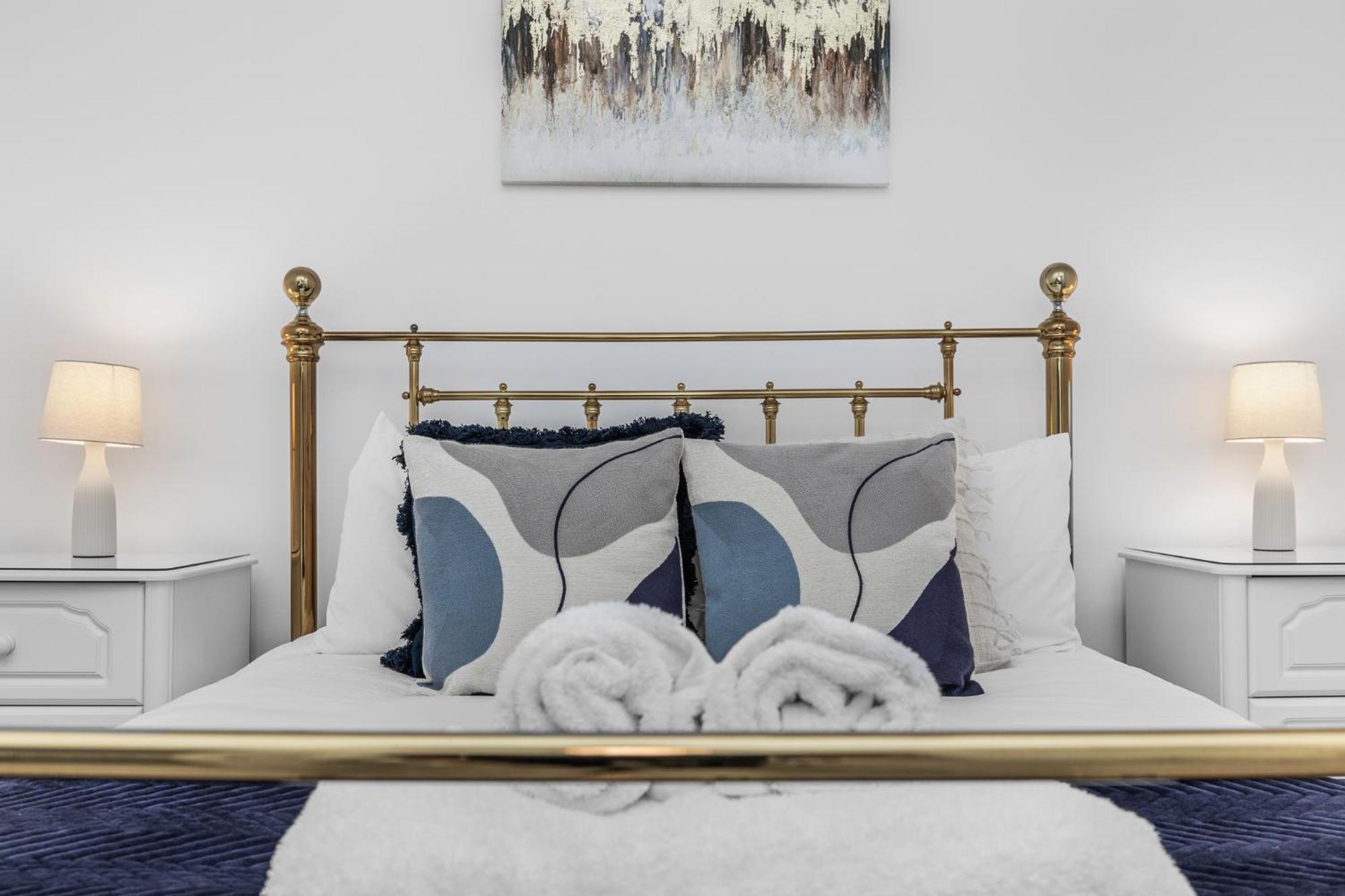 2 Bedroom Flat - With King Sized Beds, Netflix And Sky - Perfect For Contractors, Vacation Guests Or Those Relocating Brighton Eksteriør billede