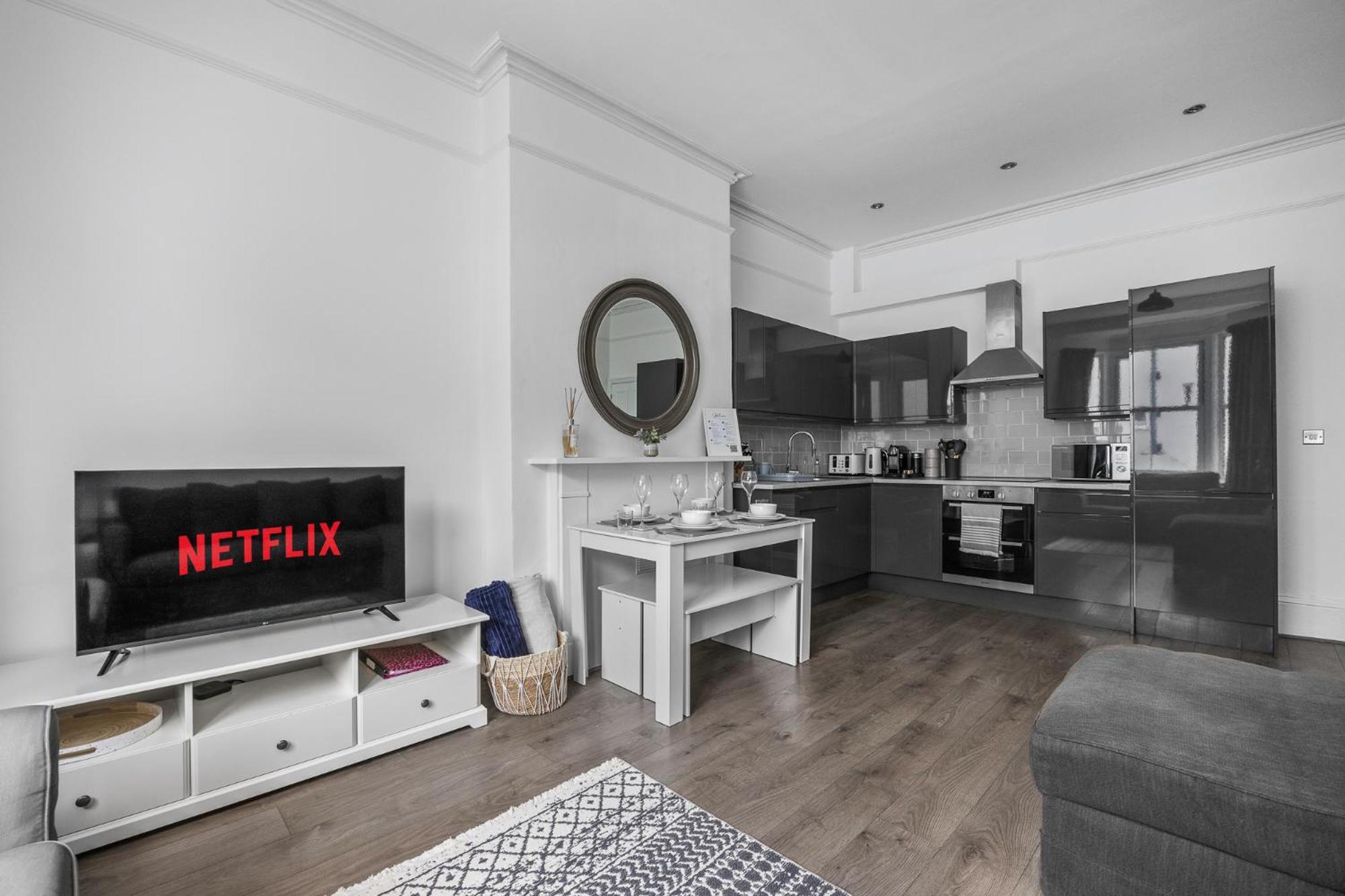2 Bedroom Flat - With King Sized Beds, Netflix And Sky - Perfect For Contractors, Vacation Guests Or Those Relocating Brighton Eksteriør billede