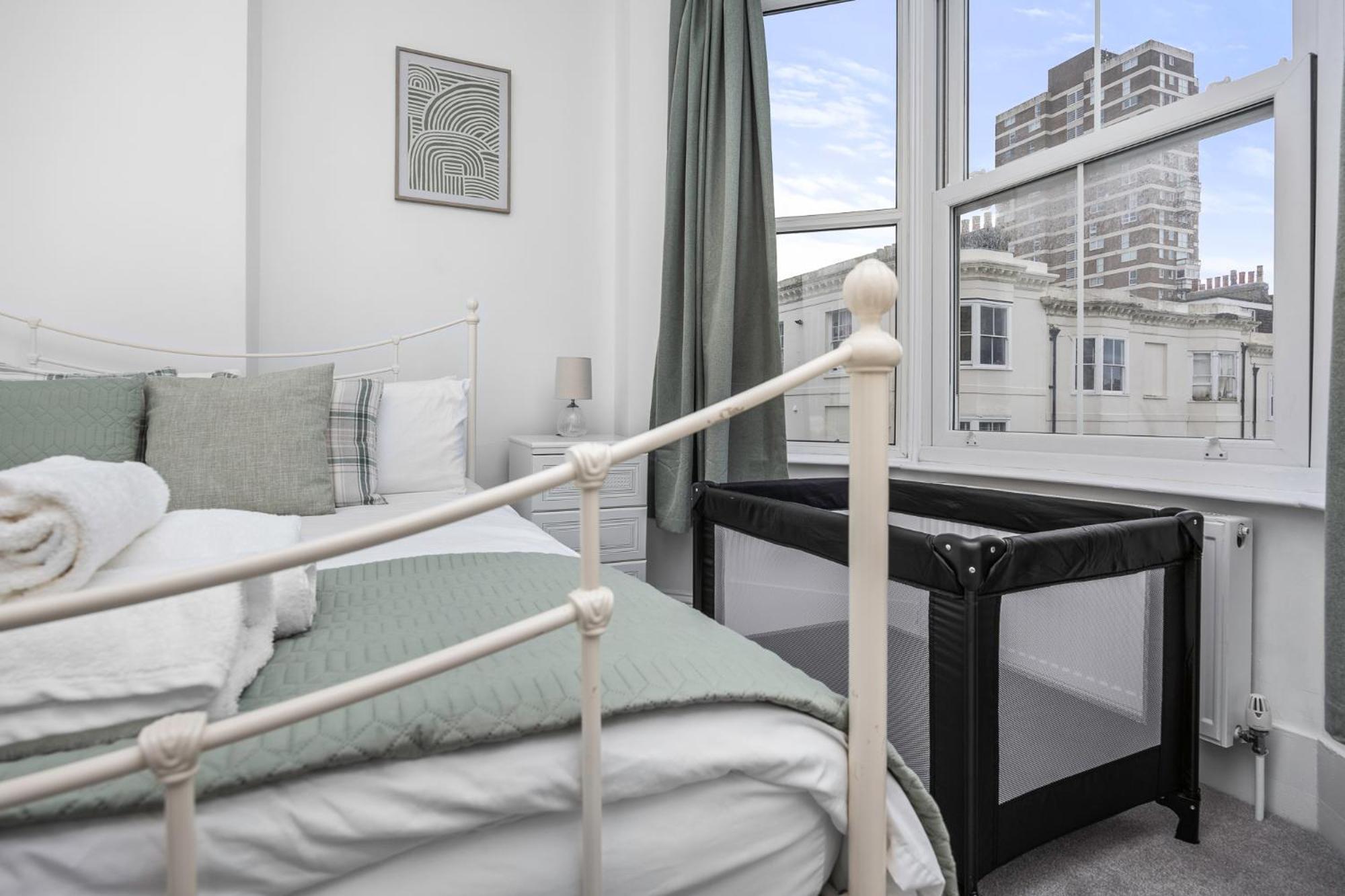 2 Bedroom Flat - With King Sized Beds, Netflix And Sky - Perfect For Contractors, Vacation Guests Or Those Relocating Brighton Eksteriør billede
