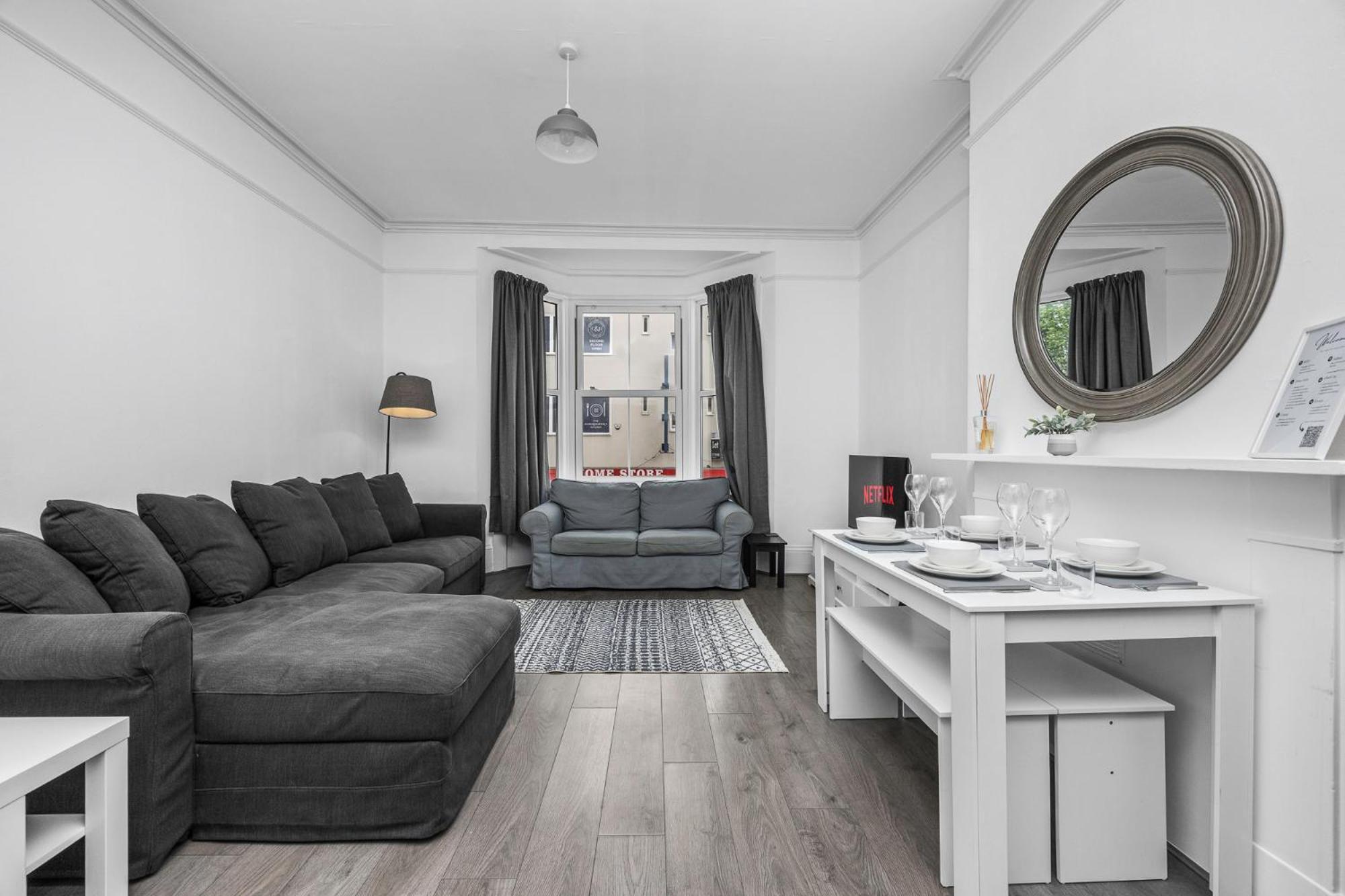 2 Bedroom Flat - With King Sized Beds, Netflix And Sky - Perfect For Contractors, Vacation Guests Or Those Relocating Brighton Eksteriør billede