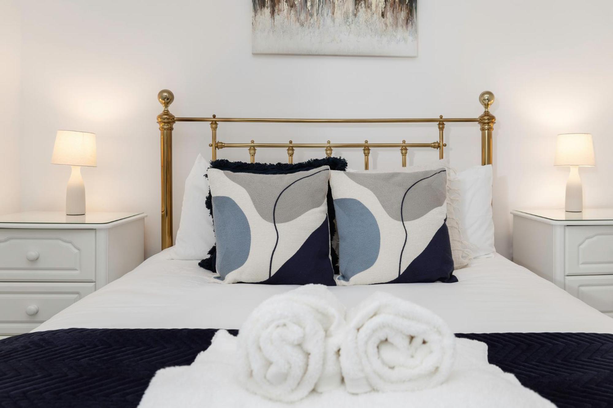 2 Bedroom Flat - With King Sized Beds, Netflix And Sky - Perfect For Contractors, Vacation Guests Or Those Relocating Brighton Eksteriør billede