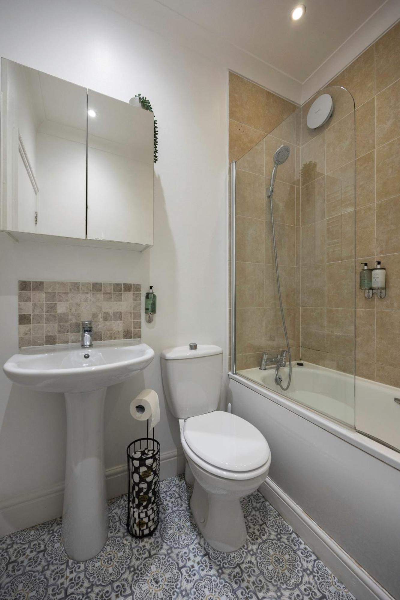 2 Bedroom Flat - With King Sized Beds, Netflix And Sky - Perfect For Contractors, Vacation Guests Or Those Relocating Brighton Eksteriør billede