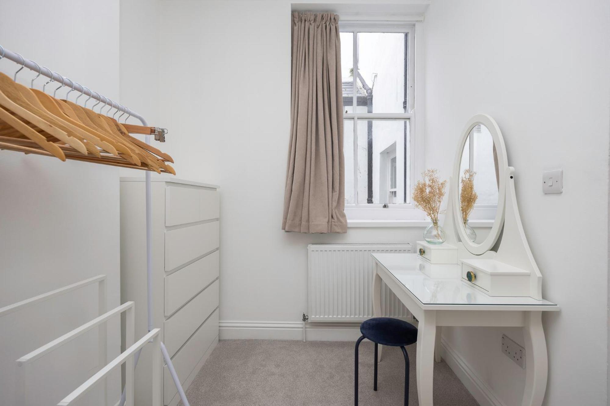 2 Bedroom Flat - With King Sized Beds, Netflix And Sky - Perfect For Contractors, Vacation Guests Or Those Relocating Brighton Eksteriør billede